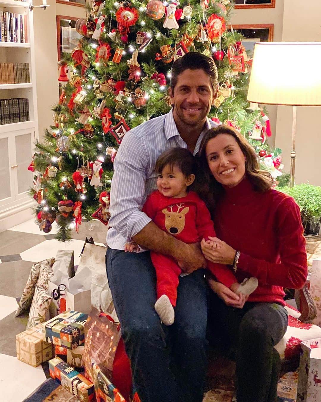 フェルナンド・ベルダスコのインスタグラム：「Muchas gracias 2019 por darme el mejor regalo que jamás haya podido tener !! #Mikey 👨‍👩‍👦❤️. Os deseo a todos lo mejor para el año nuevo🍾. Vamos a el #2020 😉🥂💪🏽. . . Thanks 2019 for the best gift I could ever have !! #Mikey 👨‍👩‍👦❤️. I wish you all the best for the new year 🍾. Let’s go for #2020 😉🥂💪🏽」
