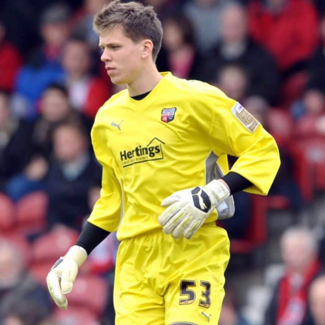 ヴォイチェフ・シュチェスニーのインスタグラム：「My Decade: 2010- Brentford FC 🐝 2010-2015 Arsenal FC ❤️ 2015-2017 AS Roma 🟡🔴 2017-2019 Juventus FC ⚪️⚫️ Grateful for every chance to play for these incredible clubs over the last decade. No changes anymore though #finoallafine」