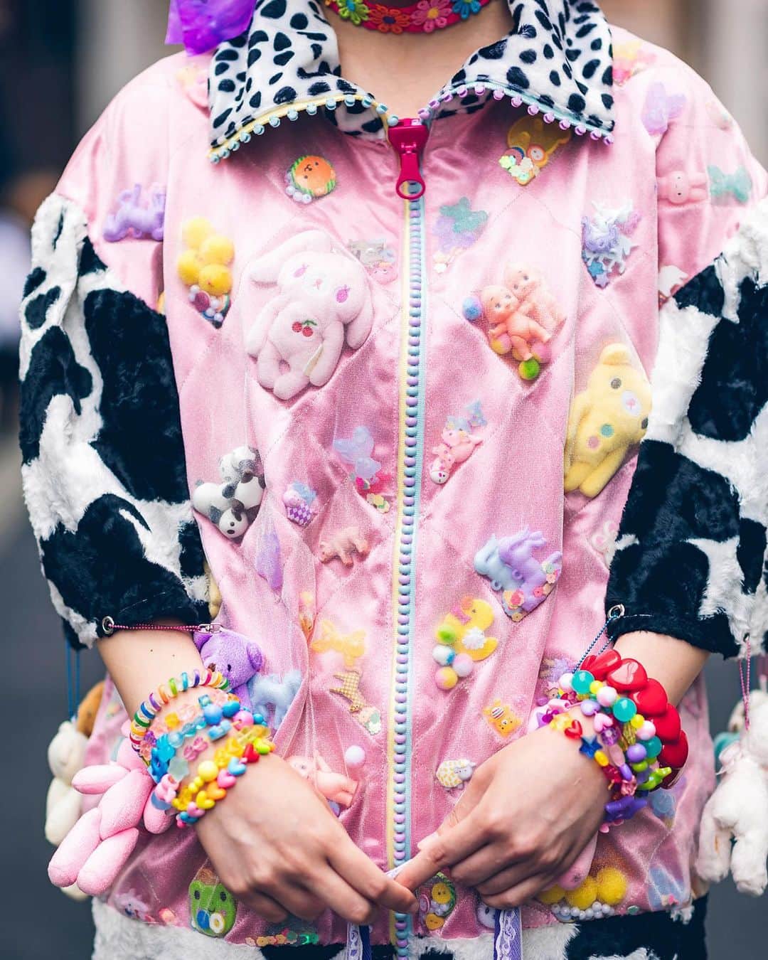 Harajuku Japanさんのインスタグラム写真 - (Harajuku JapanInstagram)「Japanese designer Natti (@natti_ktkt) wearing a kawaii street style in Harajuku with a handmade dalmatian print and pink quilted dress covered in mesh pockets with small toys inside, a handmade headdress, handmade bag, kawaii accessories, and furry platforms.」1月1日 5時44分 - tokyofashion