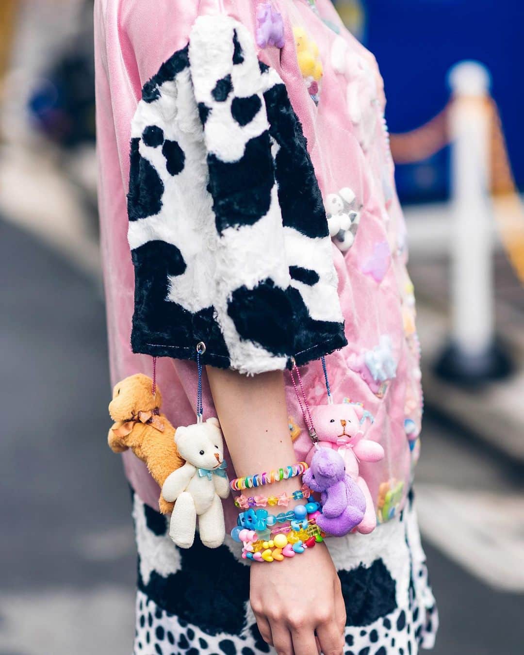 Harajuku Japanさんのインスタグラム写真 - (Harajuku JapanInstagram)「Japanese designer Natti (@natti_ktkt) wearing a kawaii street style in Harajuku with a handmade dalmatian print and pink quilted dress covered in mesh pockets with small toys inside, a handmade headdress, handmade bag, kawaii accessories, and furry platforms.」1月1日 5時44分 - tokyofashion