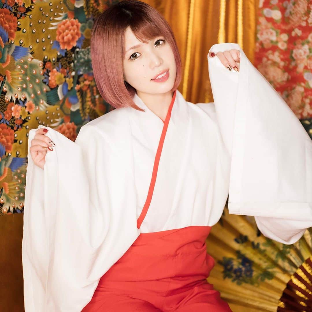 のインスタグラム：「A HAPPY NEW YEAR🎍🍊. 今年もよろしくお願いしまス  2/23に妄キャリが活動終了して、. 3月から秋葉原ディアステージ店長に就任。. クラウドファンディングを始めて、. 1000万を集め全館を改装中。. そして妄想キャリブレーションのDVD作成したり. (これはみんなちょっと待っててね…諸事情があり…). 自分の生誕・クリスマスや沢山のイベント企画をしながら. 店長業務にコミットした1年でした。. . 今年はもっと余裕をもって、. クラウドファンディングの改装を進めること. 1/13のワンマンを成功させたいなって思ってます.  まひるとして個人の目標としては. CDだすことと、声のお仕事にコミットする！こと！. ワンマンにみんなが来てくれるのをとても楽しみにしてます。. 私も出るし、ワンマンが素敵なものになるように. みんなが役割をもって尽力してくれています。. 詳細を出せるように頑張ります~~~. . .  正月に仕事しないとかいいつつめちゃしてるまひるより🤣」
