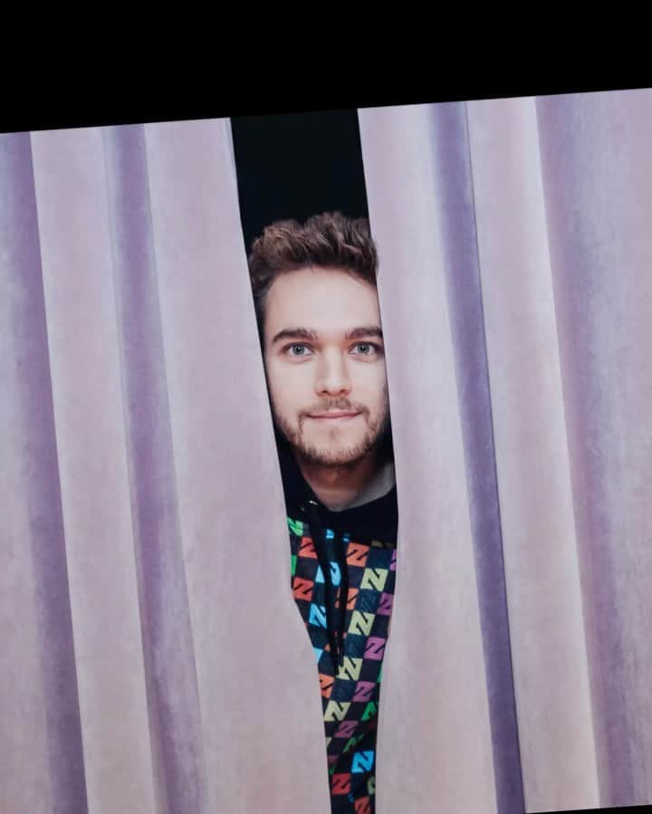 ゼッドのインスタグラム：「2019 has been absolutely incredible.  Thank you all for everything I’m allowed to experience because of YOU🤍. 📽: @chrisyoder」