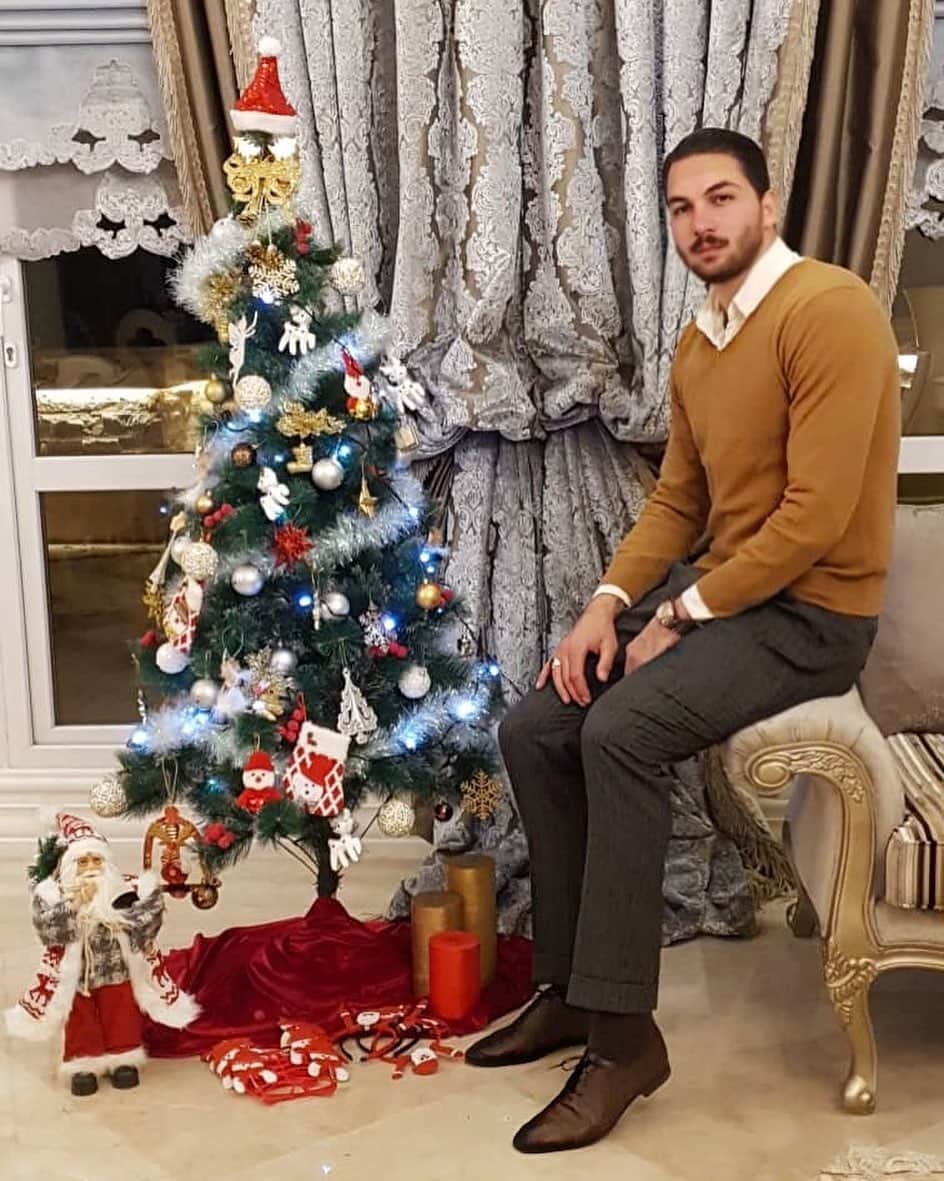 アリレザ・ハギギのインスタグラム：「👽🎄🎗🌺」