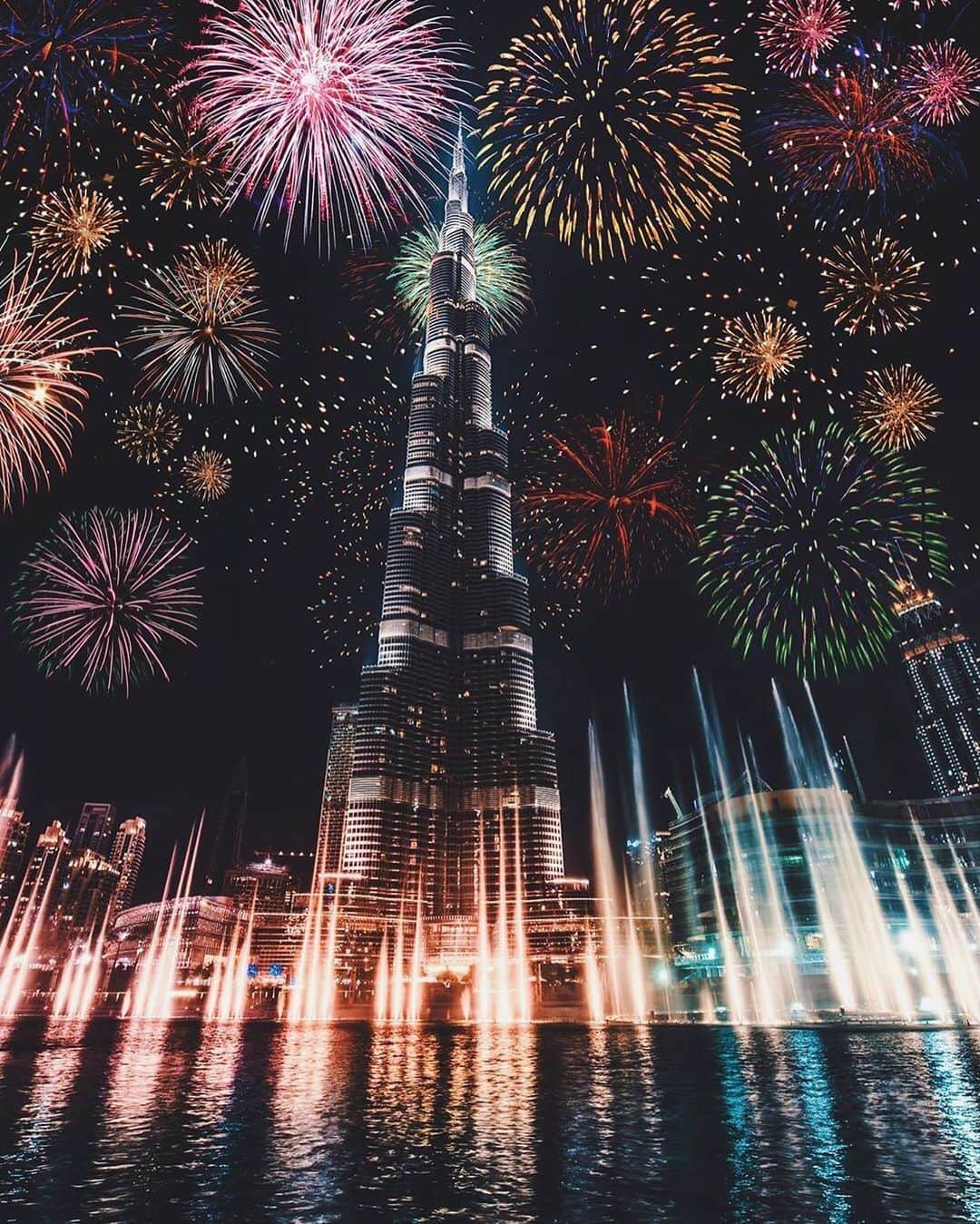 Earth Picsさんのインスタグラム写真 - (Earth PicsInstagram)「Happy New Years from Dubai! 2020 📸 by: @iamtravelr」1月1日 6時00分 - earthpix
