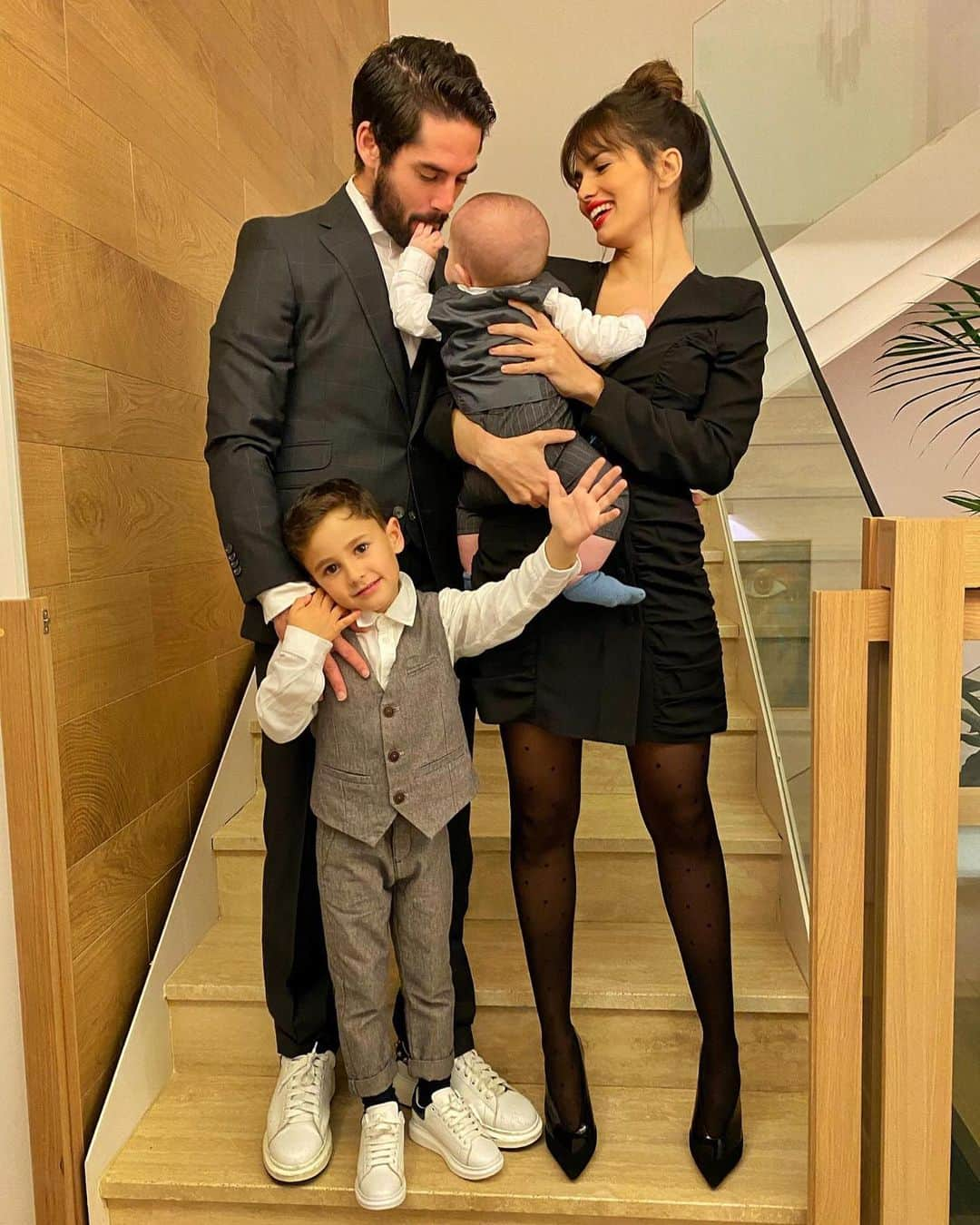 フランシスコ・ロマン・アラルコンさんのインスタグラム写真 - (フランシスコ・ロマン・アラルコンInstagram)「Con ganas de 2020 con la mejor familia del mundo!💙😍」1月1日 6時01分 - iscoalarcon