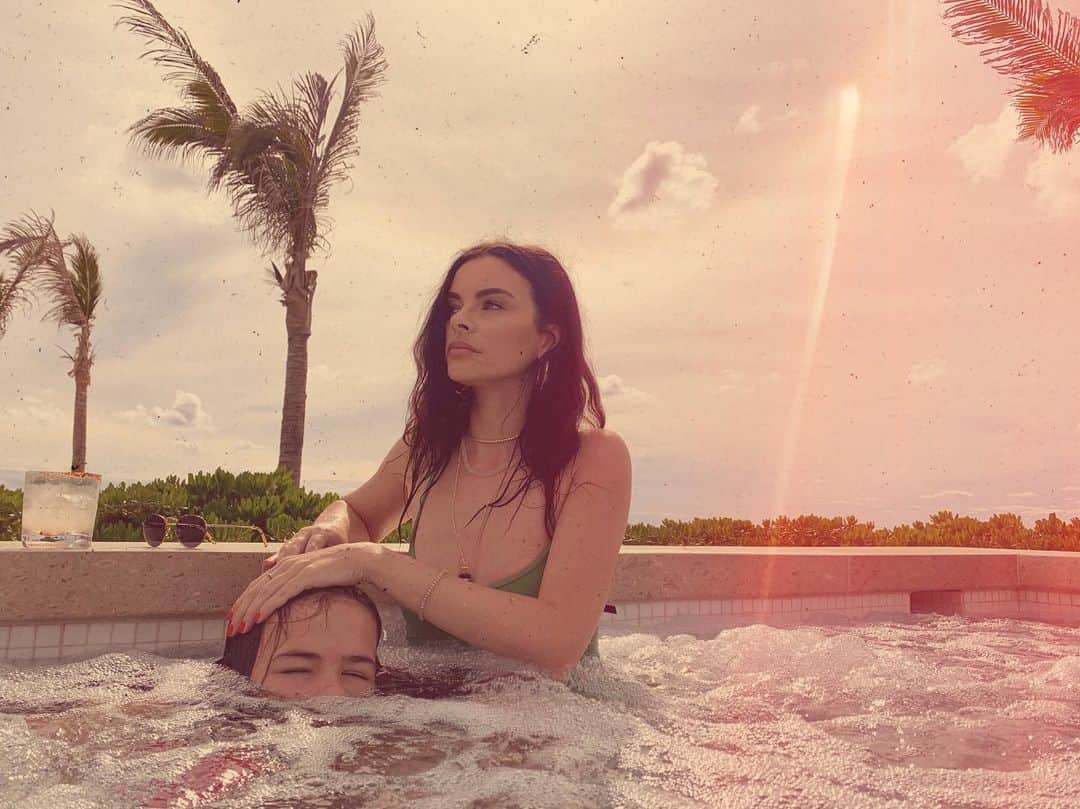 ケリー・オックスフォードのインスタグラム：「What bringing children on a tropical vacation feels like 🌴  HAPPY NEW YEAR」