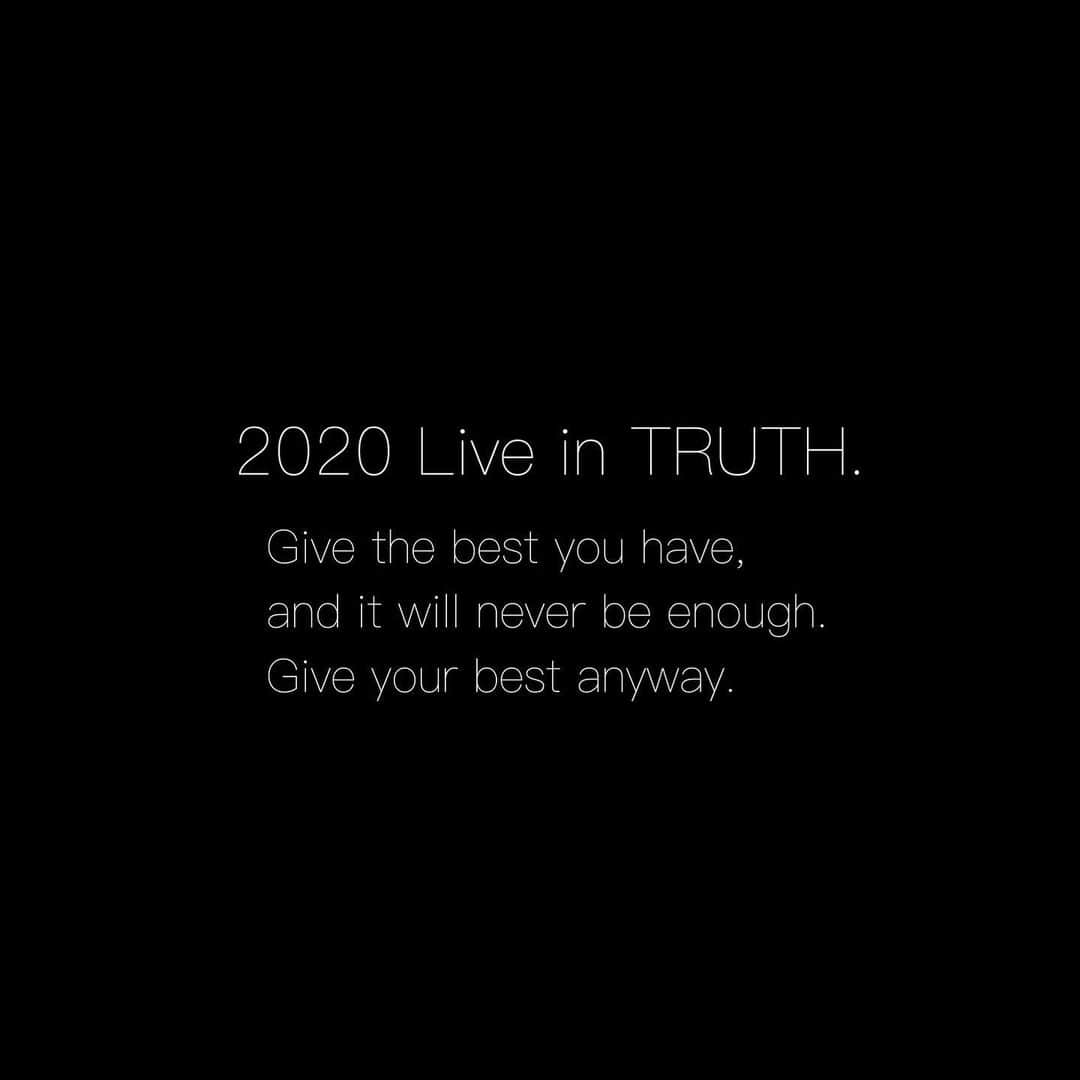 岡清華さんのインスタグラム写真 - (岡清華Instagram)「In 2020.  1. I absolutely live the truth, tell the truth. 2. Don't lie to myself, do halfway. 3. No wasted time, swayed by desire. 4. Always be honest, patient, kind, loving and with wisdom. 5. Anyway believe in what I believe, love what I love. 6. I just do my best. 7. I'm always here and with you.  真実に生き、真実を伝えます。 自分に嘘をつくことや、中途半端なこと、 時間を無駄にすることや、欲望に流されず、 いつも正直に、忍耐強く、優しく、愛を持って、知恵と共に。 とにかく自分が信じるものを信じ、愛するものを愛し、 ただ最善を尽くします。いつでもここに、そしてあなたと共に。  #2020 #happynewyear #mother」1月1日 6時05分 - okasaya