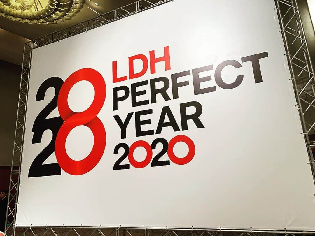 AKIRAさんのインスタグラム写真 - (AKIRAInstagram)「2019→2020  LDH PERFECT YEAR開幕🌅  明けましておめでとうございます✨  昨年は カウントダウンライブまで 大変お世話になりました‼️ 皆様と年越しを過ごせて 感謝です✨  今年は 様々な ライブやプロジェクトを通して、 沢山の場所で皆様にお会い出きることを楽しみにしております✨  皆様にとって 輝かしい2020年でございますよう 心から願っております‼️ #ldhperfectyear2020 #EXILETRIBE」1月1日 6時08分 - exileakira_official