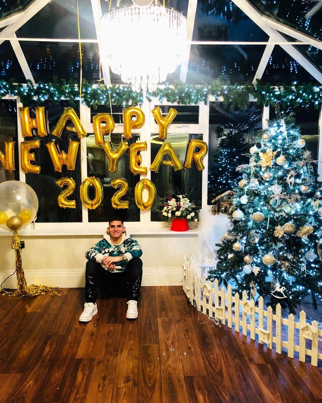 ルーカス・トレイラさんのインスタグラム写真 - (ルーカス・トレイラInstagram)「Muy feliz fin de año y prospero 2020 para todos.  Disfruten de su familia, de sus amigos y de toda la gente que los rodea. Abrazo enorme ✌🏻 #LT ❤️」1月1日 6時09分 - ltorreira34