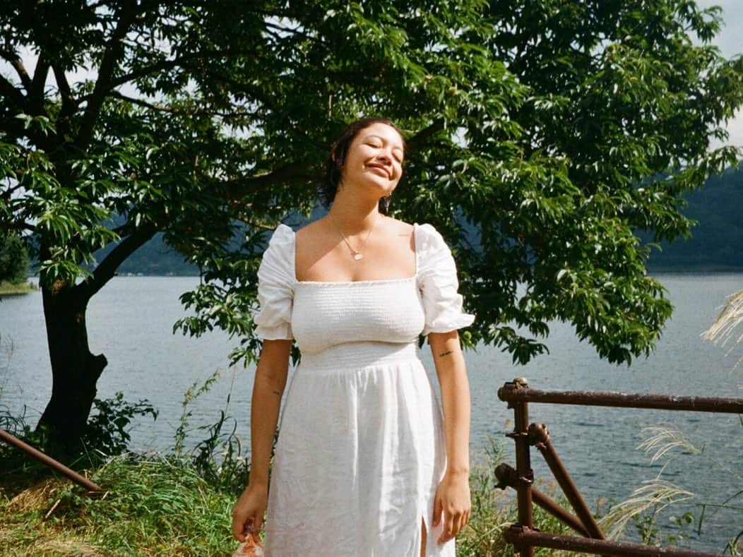 ナオミ・シマダのインスタグラム：「2019, the year that cut me open, gutted me + truly rebuilt me all over again. it’s been a year (a decade!) of lessons, creating a map of growing pains within me. but with these pains, i’ve become so much more attuned to who i am and how i want to show up for myself and those i love in the world. It’s through pain, that I feel like I’ve truly found myself and begun to understand not just who I want to be but how I want to be. that’s what this decade really was about for me, learning and understanding the difference between operating from a place of ego vs my true self’s needs, to be able to really ask myself what it is that what I want out of this life instead of just measuring my ‘success + happiness’ via societal / capitalistic norms, goals + expectations. grateful to have had the opportunity to channel my experiences into @mixedfeelingsbook a challenge that at one point I thought i could never overcome. I cherish every day, every moment. I can feel myself blossoming by the day as I stay on my path and continue to stand in the light. so excited and hopeful about what this new decade has in store for all of us. sending love, light + only the best of wishes all over the world to all. happy new year loves💞」