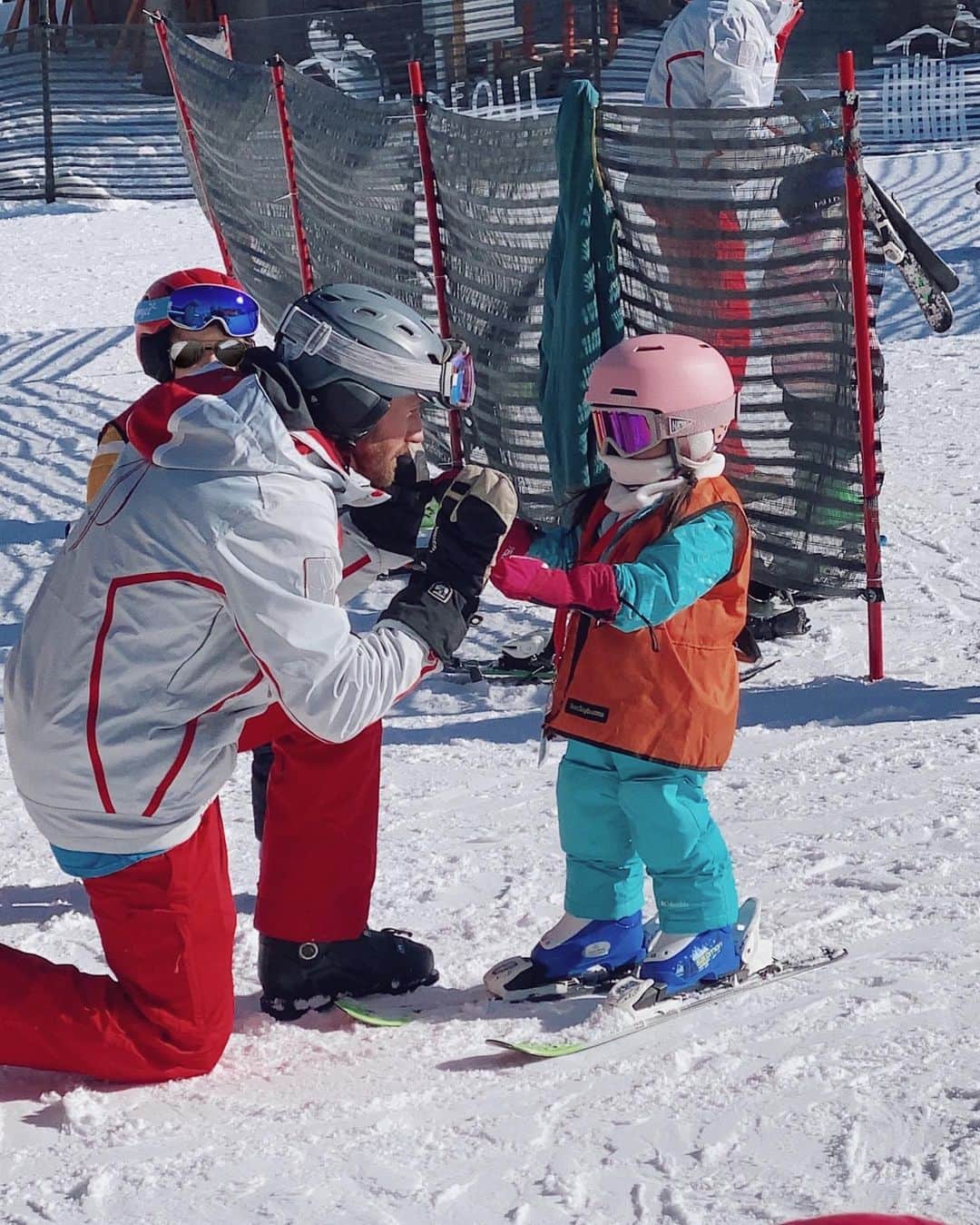 翁安芸さんのインスタグラム写真 - (翁安芸Instagram)「2019アスペンでの大晦日❄️ 娘はスキースクールへ🎿💕 ずっと嫌がっていたゴーグルを4日目の今日ついに着けて滑っていました👍🏻 #skiing #aspen #kidsskirts #スキー #アスペン #2019 #newyearseve」1月1日 6時27分 - akinyc