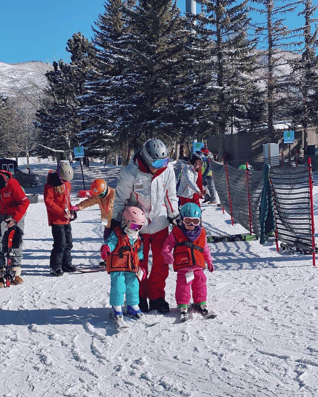翁安芸さんのインスタグラム写真 - (翁安芸Instagram)「2019アスペンでの大晦日❄️ 娘はスキースクールへ🎿💕 ずっと嫌がっていたゴーグルを4日目の今日ついに着けて滑っていました👍🏻 #skiing #aspen #kidsskirts #スキー #アスペン #2019 #newyearseve」1月1日 6時27分 - akinyc