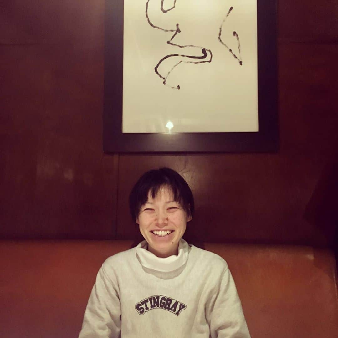 緑川まりさんのインスタグラム写真 - (緑川まりInstagram)「2020年！令和2年！！ 新年あけましておめでとうございます！！ 年末年始は、ありがたく日本でお仕事させていただいてます！！ 仕事納めと仕事初めが一緒になった生放送で、みんなに会えたーー！！ ミルクボーイさんと顔合わせた瞬間色んな感情吹き出して泣きそうなったけど、おめでとう言えて良かった！！うっつんは「まだ夢やと思ってる」って言ってた！！ せいやとナダルと、こうこうちゃんは、東京の現場で会ったらホッとする。  年越しの瞬間は、タイ住みます芸人のあっぱれ小泉さんとリハ中でした！  ホリプロコムのマネージャーになった山城と会えた！12/26に子供産まれてパパなってた！！ 東京恒例の、ぞのとは大晦日ランチ。夜はカウントダウンせずに、気が狂わんように街を走ってトレーニングするって言ってた。  誠子が、オーガニック野菜のイタリアン連れてってくれた。 出てくる料理全部「ヤバい」って言いながら食べて「私らまだまだ食べたことのない料理がありすぎる」の結論になった。  去年は、ミャンマーに慣れる事でいっぱいいっぱいやった。 今年は、もっとミャンマー語を習得してネタをたくさん作ろう。  そして たくさんの出会いがありますように。  #ミャンマー #myanmer #住みます芸人 #新年 #あけましておめでとうございます #ミルクボーイ　さん #ナダル #せいや #昴生 #あっぱれ小泉　さん #小森園ひろし #誠子 #ことよろ」1月1日 6時44分 - midorikawa06