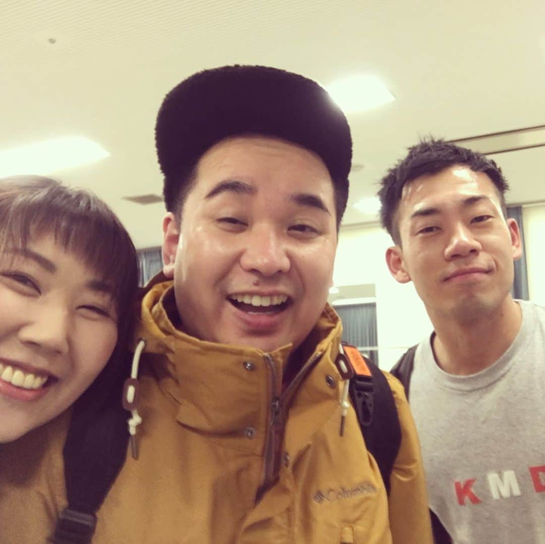 緑川まりのインスタグラム：「2020年！令和2年！！ 新年あけましておめでとうございます！！ 年末年始は、ありがたく日本でお仕事させていただいてます！！ 仕事納めと仕事初めが一緒になった生放送で、みんなに会えたーー！！ ミルクボーイさんと顔合わせた瞬間色んな感情吹き出して泣きそうなったけど、おめでとう言えて良かった！！うっつんは「まだ夢やと思ってる」って言ってた！！ せいやとナダルと、こうこうちゃんは、東京の現場で会ったらホッとする。  年越しの瞬間は、タイ住みます芸人のあっぱれ小泉さんとリハ中でした！  ホリプロコムのマネージャーになった山城と会えた！12/26に子供産まれてパパなってた！！ 東京恒例の、ぞのとは大晦日ランチ。夜はカウントダウンせずに、気が狂わんように街を走ってトレーニングするって言ってた。  誠子が、オーガニック野菜のイタリアン連れてってくれた。 出てくる料理全部「ヤバい」って言いながら食べて「私らまだまだ食べたことのない料理がありすぎる」の結論になった。  去年は、ミャンマーに慣れる事でいっぱいいっぱいやった。 今年は、もっとミャンマー語を習得してネタをたくさん作ろう。  そして たくさんの出会いがありますように。  #ミャンマー #myanmer #住みます芸人 #新年 #あけましておめでとうございます #ミルクボーイ　さん #ナダル #せいや #昴生 #あっぱれ小泉　さん #小森園ひろし #誠子 #ことよろ」