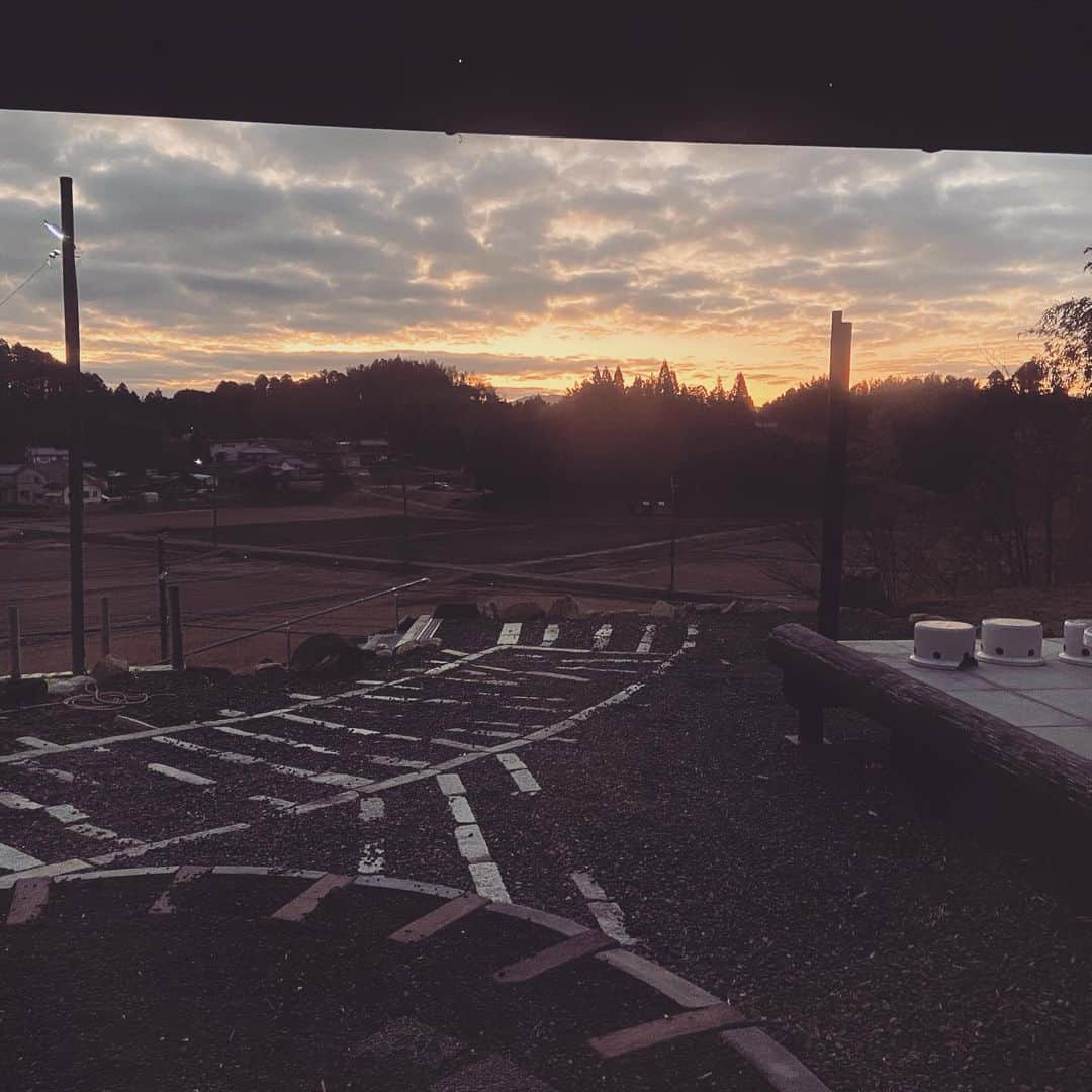工藤村正のインスタグラム：「旭日がそろそろ青を出します🌝 世界の皆さん、明けましておめでとう❣️ 素晴らしい一年の始まりです。皆様のご健勝を祈って止みません❤️」