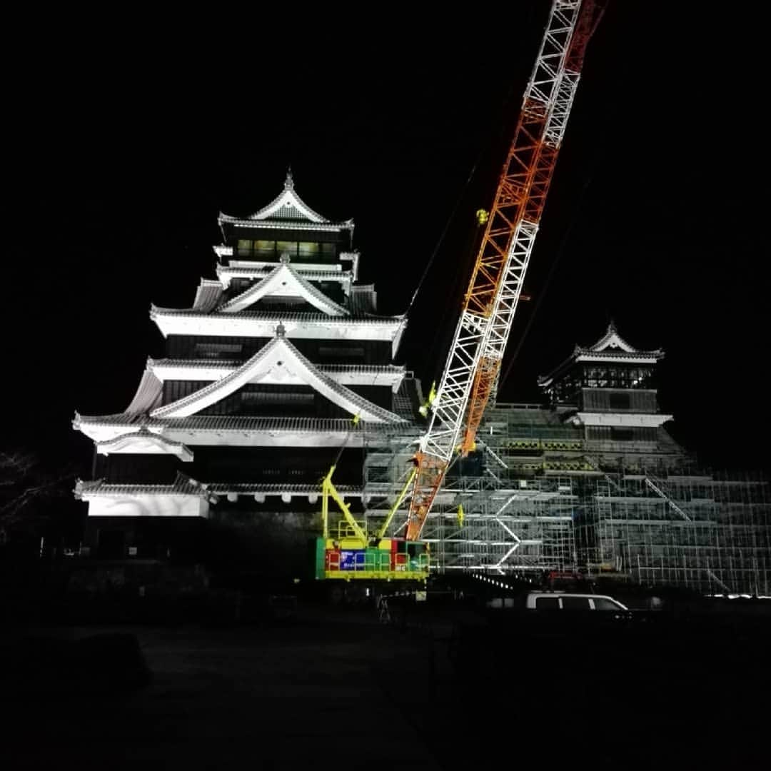 熊本城のインスタグラム：「2020年明けましておめでとうございます🎍初日の出を待つ熊本城天守閣です🆕🌄 昨年もたくさんの応援ありがとうございました。今年が皆様にとって良い1年となりますように！ #熊本城 #kumamotocastle #熊本  #kumamoto #日本 #japan #城 #castle #天守閣 #地震 #earthquake #japantrip #復旧 #復興 #reconstruction #新年 #newyear #初日の出 #特別公開」