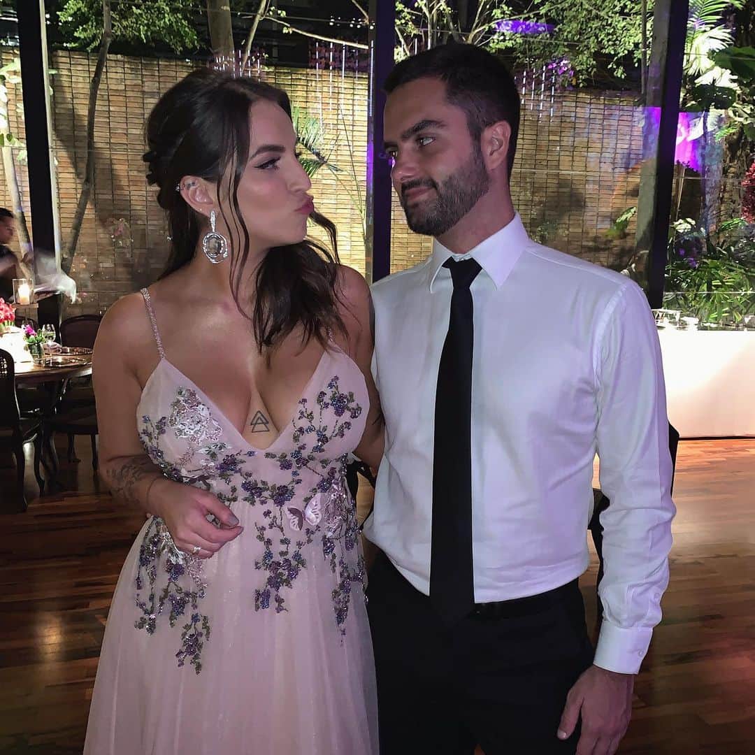 Bruna Unzuetaのインスタグラム：「QUE ANO!!!! Obrigada 2019 ❤️ pode viiiiiir que to preparada prucê 2020 🥰✨」