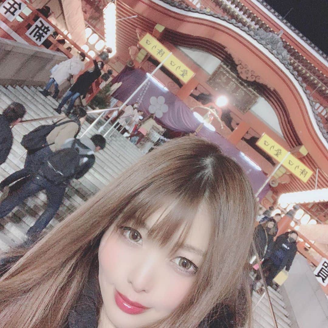新村あかりのインスタグラム：「あけましておめでとうございます💕 初詣に行って参りました。 治安悪すぎてびっくりした笑 来年は落ち着いたところで初詣しよっ😭 でも好きな友達と大切な時間を年明けから過ごせたのは幸せだったな〜なんでもないようなこと話したりとか好きなんだよね💕 だから寒くてもへっちゃらだった！！ みんな風邪ひかないようにね🌼😉 #初詣 #大須観音 #名古屋」