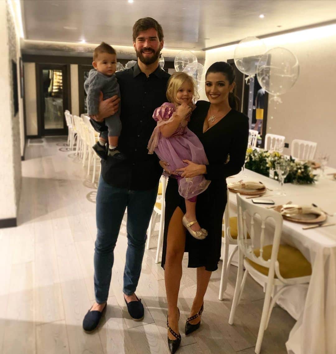 ナタリア・ベッカーのインスタグラム：「✨2019 foi um ano maravilhoso, o melhor até aqui, muito grata a Deus por tudo que vivemos como família e também individualmente. Sentimos o amor e o cuidado de Deus conosco em tudo! E já grata por tudo que Deus fará em 2020. Desejo que seja um ano cheio da presença de Deus!! Que Ele abençoe tua vida, teus planos, tua casa. Que em 2020 você viva o sobrenatural, o extraordinário! Que seja o melhor ano das nossas vidas! ❤️🎇#happynewyear」