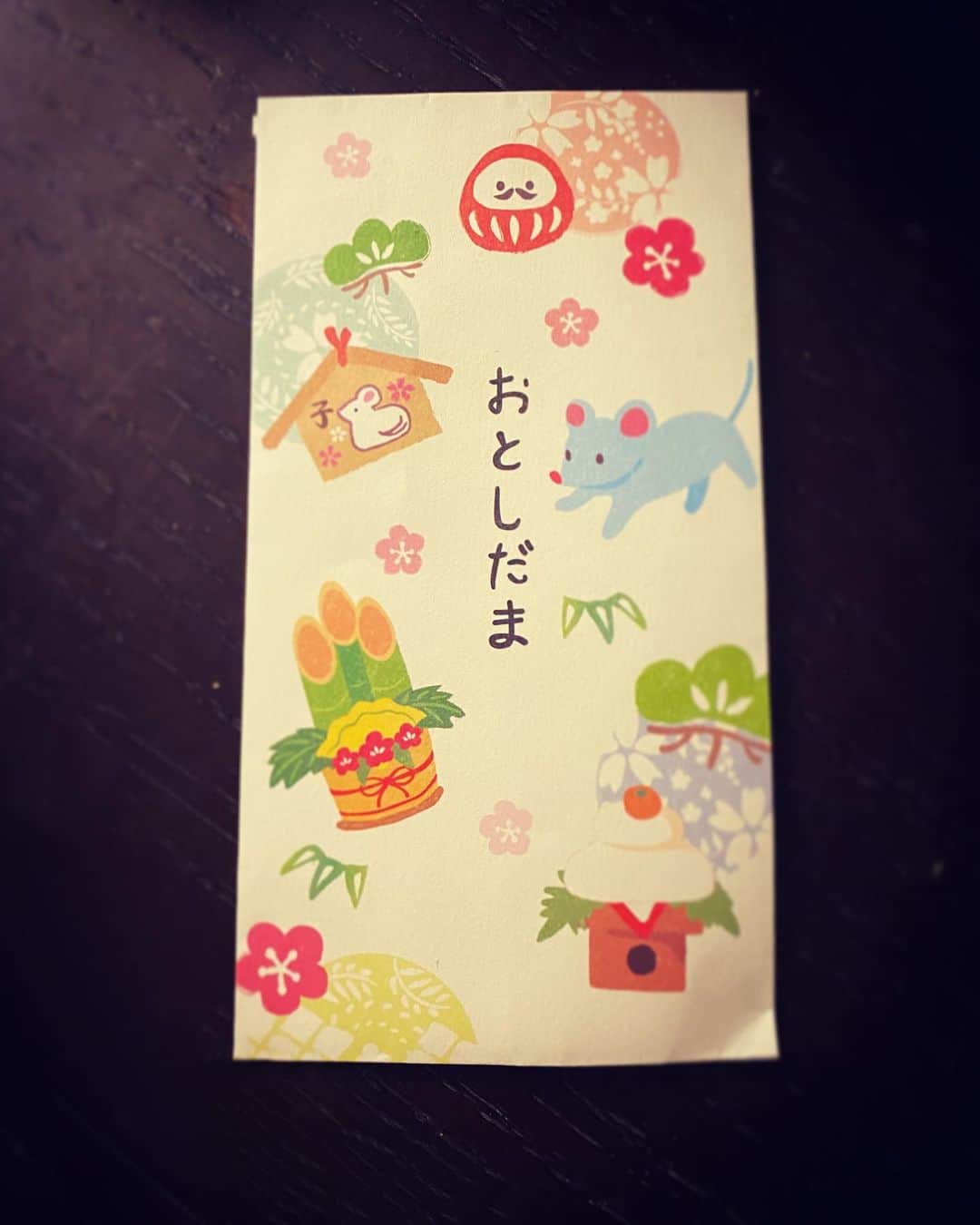 ELISAのインスタグラム：「ついにあげる側になったか... #姪っ子　#えりばぁちゃん　#老を感じる元旦」