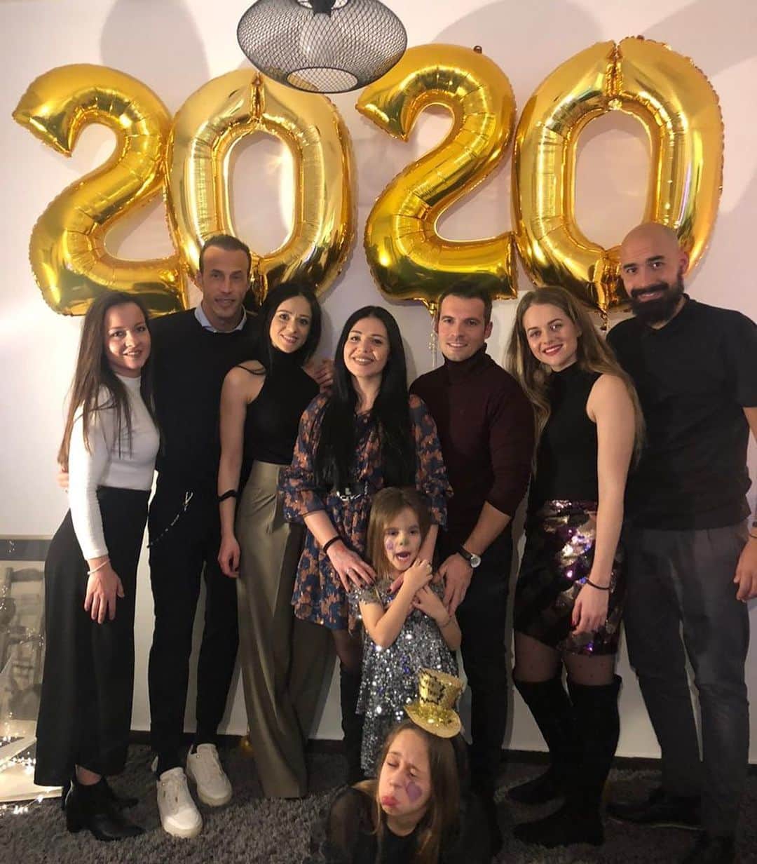 バンゲリス・モラスのインスタグラム：「Happy New Year 2020 🥳🥳🥳Just Smile guys 😀😀😀 #happynewyear #2020 #family #friends #smile」
