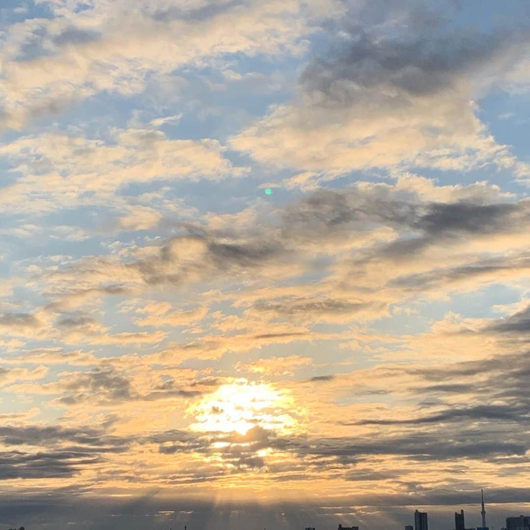 伊礼彼方さんのインスタグラム写真 - (伊礼彼方Instagram)「初日の出。 曇っててもそれはそれで神秘的。 Feliz año nuevo.」1月1日 7時41分 - irei_kanata