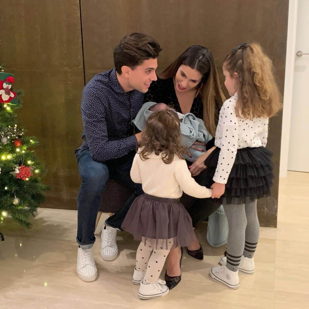 マルク・バルトラのインスタグラム：「Feliz 2020 a todos y todas!!! Gracias a todos los que habéis estado en el 2019! Sois muy grandes! Salud y amor! 🙏🏼 #Family #happynewyear #NewYear」