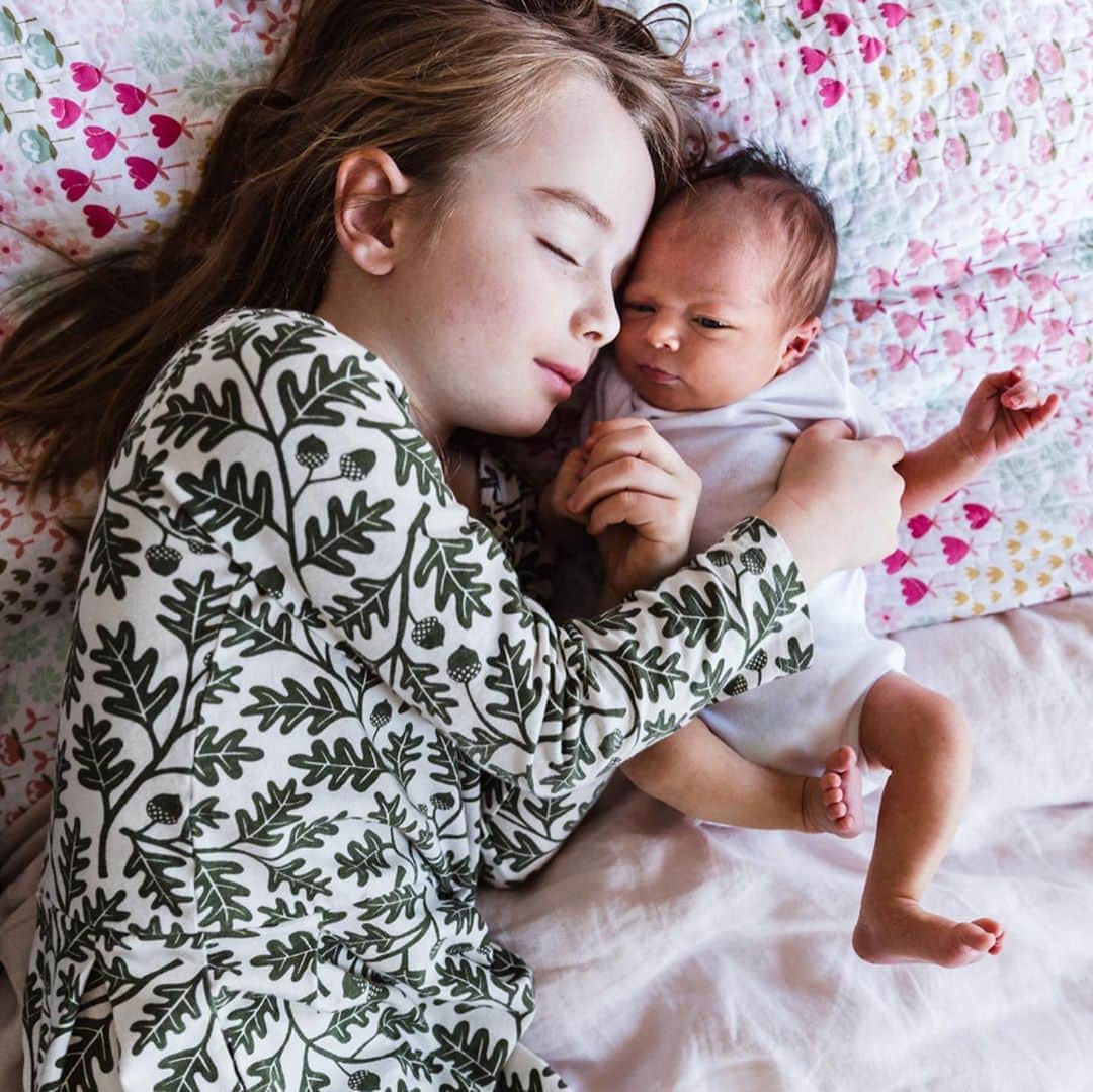 のインスタグラム：「Arwen is here! Our family wishes you a happy new year, a happy new decade and a happy heart made new by love in every exquisite moment. ❤️ @rebeccacoursey_photosandfilm www.rebeccacourseyrugh.com」