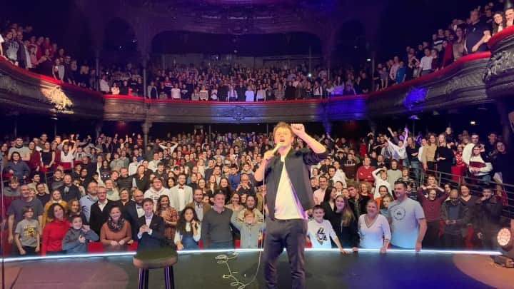 Norman Thavaudのインスタグラム：「BONNE ANNÉE !!! Merci au public de la Cigale, le meilleur réveillon c’est avec vous ! Merci à tous pour cette année merveilleuse qui est de loin ma plus belle année ❤️ #10èmeCigale #soldout」