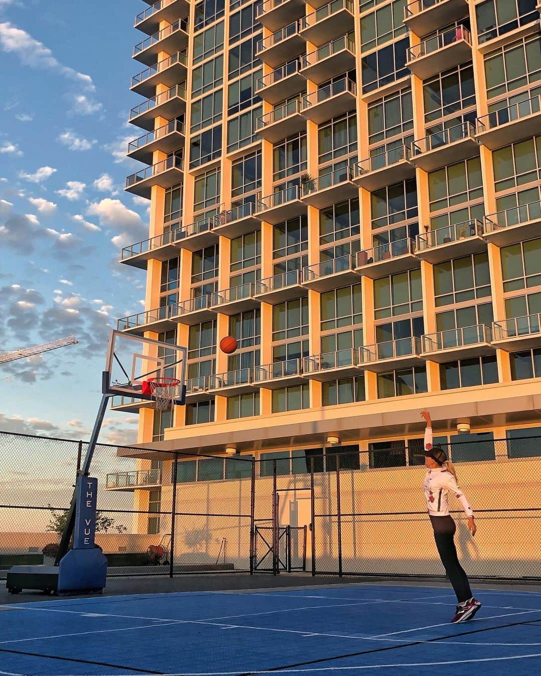 Pernilla Lindbergさんのインスタグラム写真 - (Pernilla LindbergInstagram)「Aim High in 2020 everyone! No big plans for us this New Year’s Eve... just shooting a few hoops watching the last sunset of the decade.」1月1日 7時54分 - pernillagolf