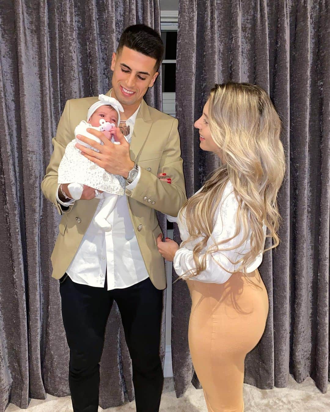 ジョアン・カンセロのインスタグラム：「Not only the best of 2019 but the best of my life 👼🏼❤️ Another blessed year 🌟💫 #mommyblessme」