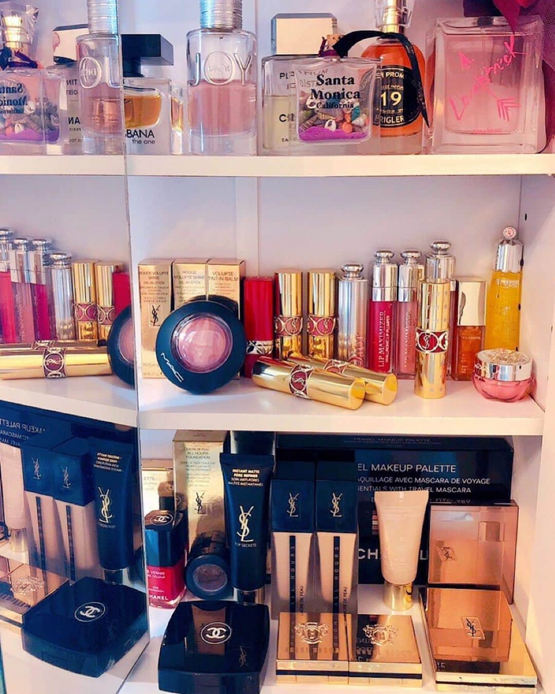 のインスタグラム：「いつもお世話になっている化粧品達を整理してみた💄  整えて並べてみるとまじで可愛すぎてずっと見つめていられる級  いつもルーティン大体同じのになってしまうから たまにわ使ってあげてないのも今年は使ってあげないとですな。  #2020 #初詣より大掃除 #たまにわ女子っぽい投稿　 #makeup #ysl #dior  #キャラに似合わなくてもピンクが好き #おなぎがいなくてもインスタ映え」