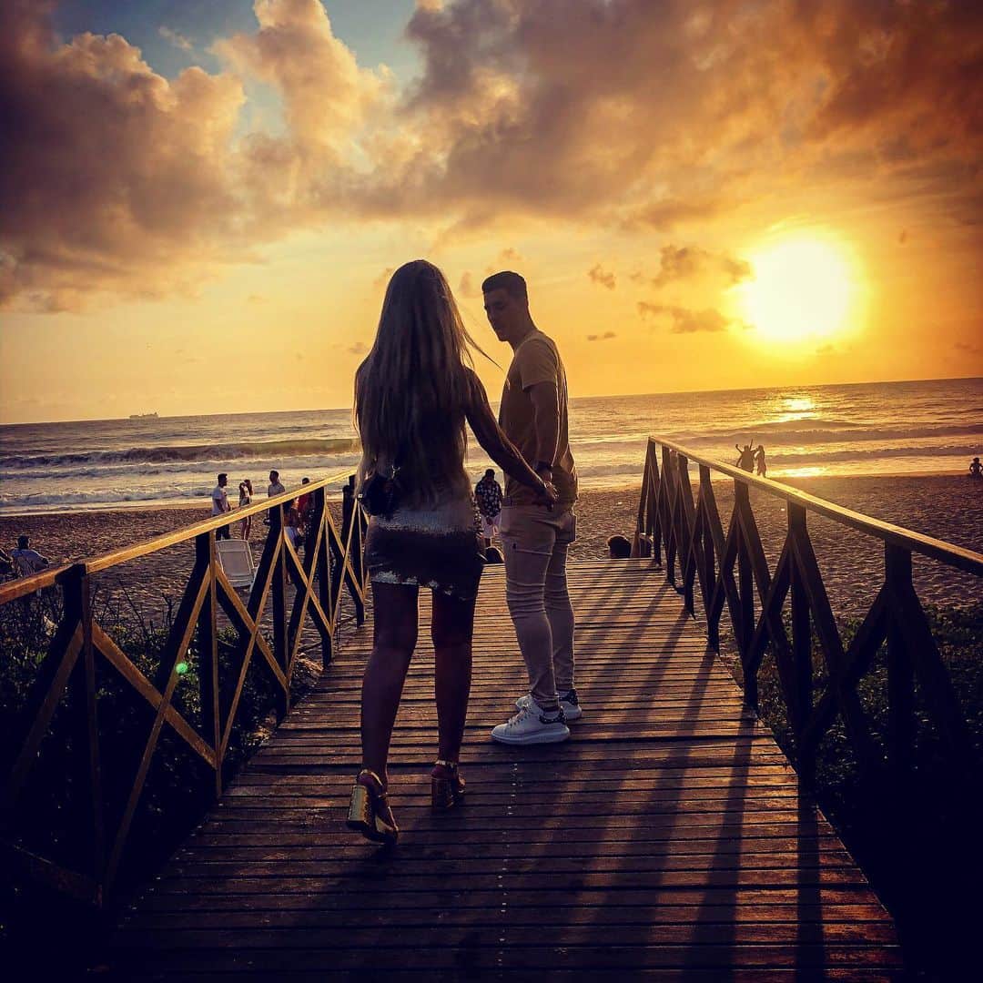 ダニーロ・フェルナンド・アベラールのインスタグラム：「Que em 2020 continuamos assim, unidos, de mãos dadas e nos amando cada vez mais! Te amo ❤️」