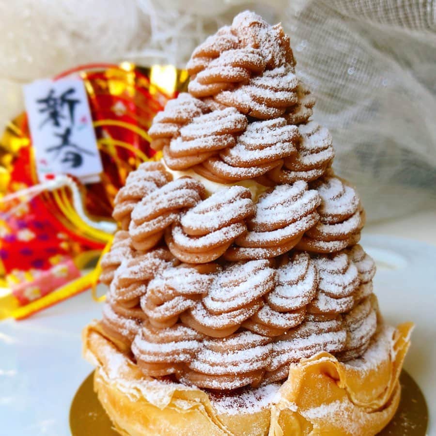のインスタグラム：「🌰🇯🇵🎍2020年 新春モンブラン〜 ・ ・ あけましておめでとうございます🎍 昨年は本当にありがとうございました。たくさんのご縁に感謝申し上げます♡ ・ ・ 🌰🎍🇯🇵2020年 初投稿は「新春モンブラン♪」 ・ ・ 昨年11月にパリから日本初出店され、 渋谷スクランブルスクエアで 連日大人気！ @moriyoshidaofficiel モリヨシダ @morihide_yoshida シェフのモンブランです♡ ・ ・ 栗クリームも生クリームも香り良く上品で、パイ生地のパリッパリ感もおいしい ・ ・ →2枚め)店頭では、わしゃわしゃっと 「モンブランの森」みたいになってて、可愛いです❤️🌰🌲🌲🌲🌰 ・ ・ オープン当初に投稿した時、ツリー🎄みたい、松ぼっくりみたい🎍❤️とお声多く頂き、私の中でも おめでたい雰囲気〜🤗💓と、「新春モンブラン」に選ばせて頂きました🌰🌰🌰うふふ ・ ・ 今年もきっと甘糖な投稿が続くと思いますが、お付き合い頂けると嬉しいです❤️ ・ ・ 本年もどうぞよろしくお願いいたします‼️ ・ ・  #新春モンブラン#2020 #あけましておめでとうございます #あけましておめでとう #栗#モンブラン#モリヨシダ#moriyoshida #チョコレート#栗スイーツ#モンブラン#モンブラン巡り#和栗#和栗のモンブラン#栗#フランス栗#里井真由美#1級フードアナリスト里井真由美#さといいね#栗スイーツ#デパ地下#ホテルスイーツ#デパ地下スイーツ#ホテル#ありが糖運動#まゆログ」