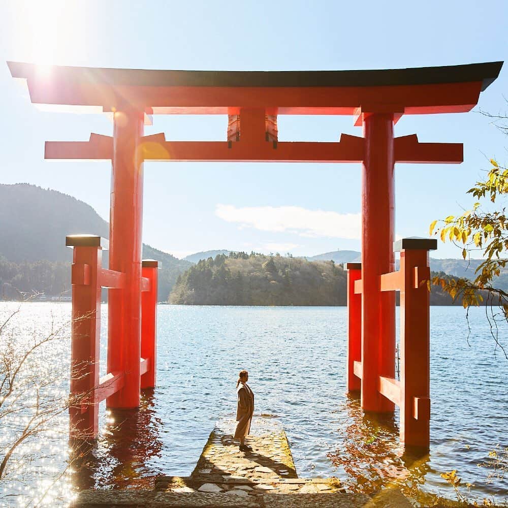 のインスタグラム：「＼新年あけましておめでとうございます🎌／﻿ ﻿ 📣「2020年も自分らしい一年に！」Hanako編集長 田島﻿ ﻿ 今年も『Hanako』をよろしくお願いいたします🐁✨記念すべき2020年のInstagram1枚目は、発売中の「幸せをよぶ、神社とお寺。」より🎍﻿ ﻿ 【Hanako_神社とお寺特集】﻿ #Hanako #Hanako_magazine #初詣 #お正月 #元旦 #神社 #寺 #お参り #縁結び#開運 #祈願 #パワースポット #お守り #おみくじ #明治神宮 #京都 #神社巡り#御朱印 #日帰り旅 #旅行 #女子旅 #タビジョ #temple #2020年 #子年 #箱根神社 #九頭龍神社 #芦ノ湖 #箱根駅伝 #photoby_maruokono」