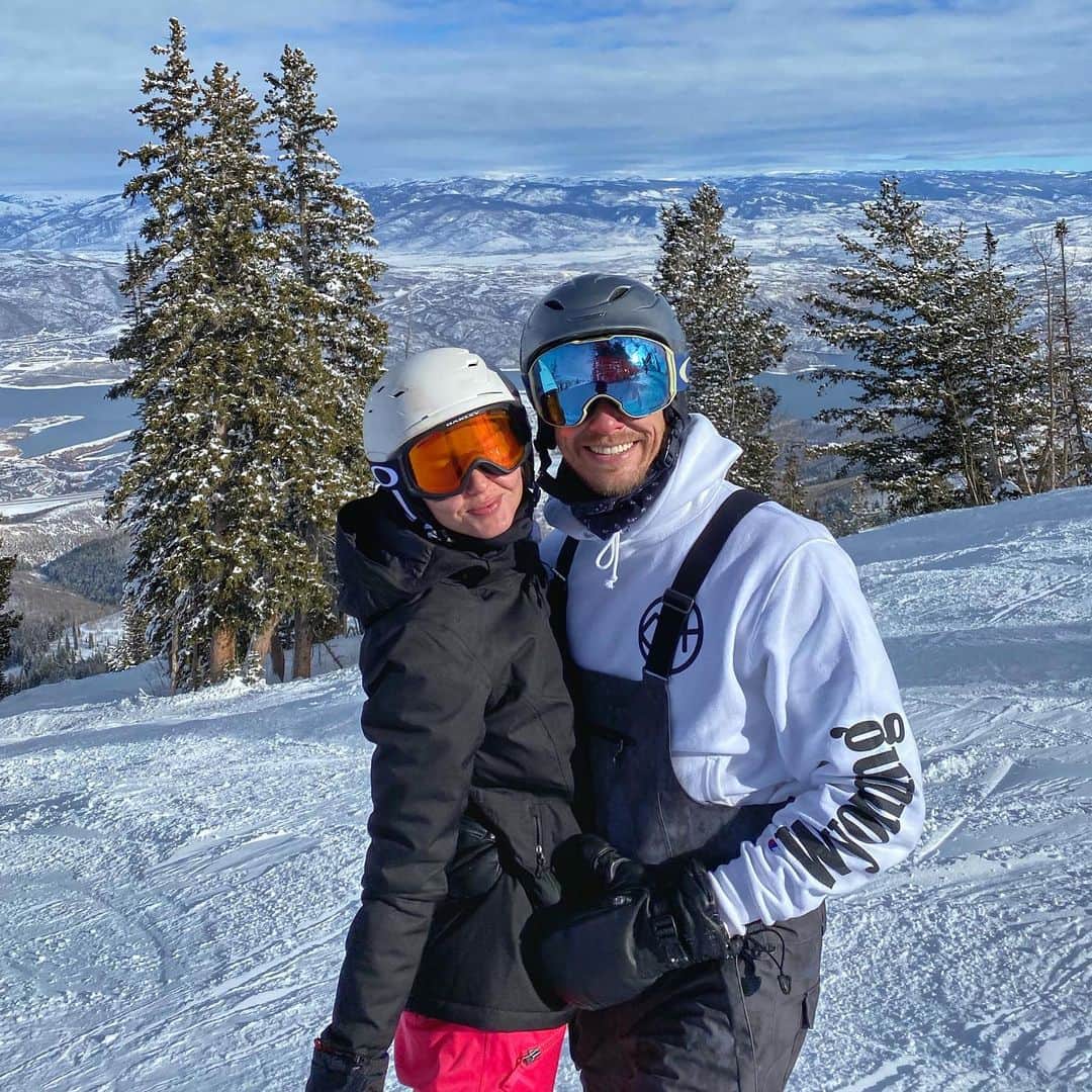 アダム・センさんのインスタグラム写真 - (アダム・センInstagram)「Made it to the top, hell of a way to close out the old year. Now straight down hill so we can do it all over again. 🙏🏽🥳 #Snow #Ski」1月1日 8時25分 - adamsenn