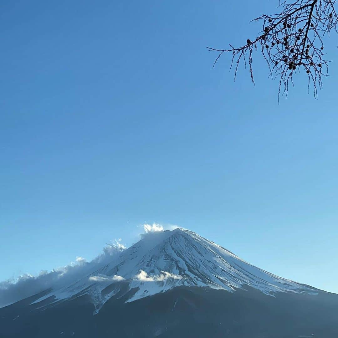 松田翔太のインスタグラム：「明けましておめでとうございます🎍🗻🎌 A HAPPY NEW YEAR  #2020年元旦」