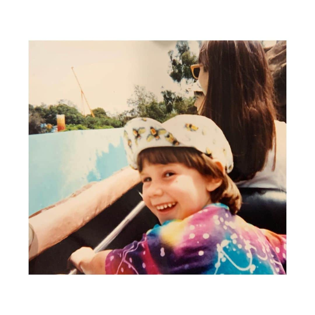 ゾージア・マメットさんのインスタグラム写真 - (ゾージア・マメットInstagram)「Here’s 5 year old me, and my vibe for 2020. Wishing you all a safe and glorious NYE and smiles this big for the next decade ✨✨✨」1月1日 8時29分 - zosiamamet