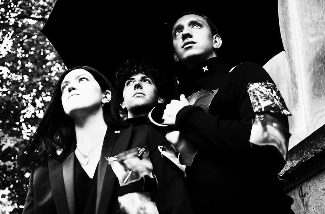 The xxのインスタグラム：「Looking forward to 2020! We’ve all been working on new music, can’t wait to share it with you! Hope you have the best new year! xx The xx 📷 @willyvanderperre」