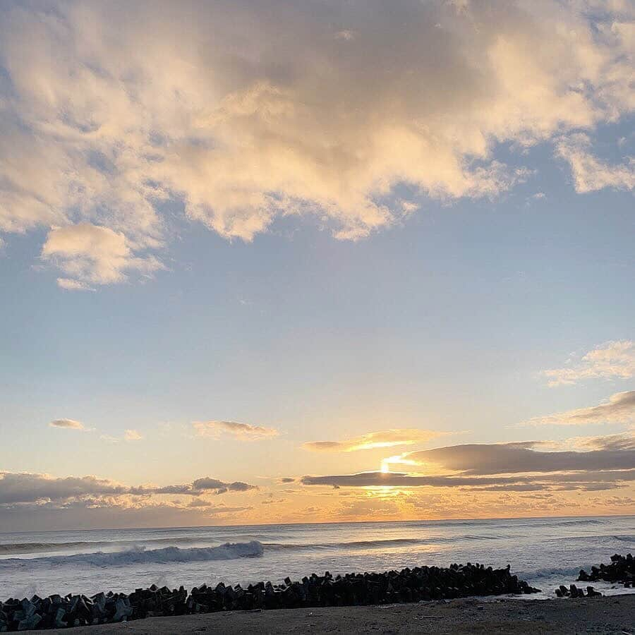 川村安奈さんのインスタグラム写真 - (川村安奈Instagram)「あけましておめでとうございます！ 今年は家族で初日の出を見に行きました！1年の良いスタートを切れました🐭今年も良い年になりますように🌞 #me #shooting #ahappynewyear #japan #2020 #あけましておめでとうございます」1月1日 8時32分 - anna_k53