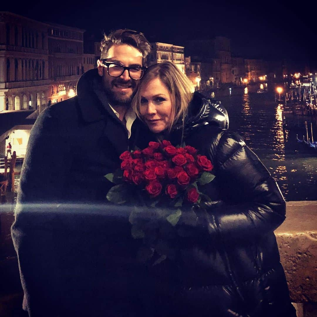 ジェニー・ガースさんのインスタグラム写真 - (ジェニー・ガースInstagram)「HNY 2020 🎇 🎇 🎆 🎆  #happynewyear #veniceitaly #loveyou  #love #laugh  Only 40 € for these flowers 🤣 @dirvla」1月1日 8時44分 - jenniegarth