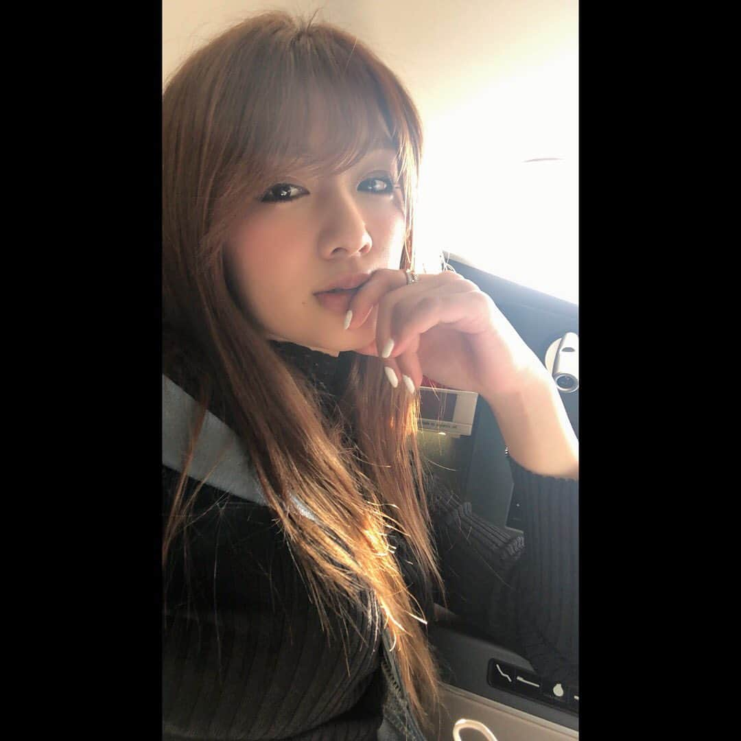 金山睦さんのインスタグラム写真 - (金山睦Instagram)「HAPPY NEW YEAR🎍🌅⛩ 今から札幌に帰省するところです✈️☃️ 新調したボードウェアも持ってきたので、今年も5才の姪っ子とボード楽しみます🏂❄️ 家族や学生時代の友だちたちに会えるのがほんと楽しみ〜💓💓 本年も宜しくお願い致します🐭🙇‍♀️✨ #あけましておめでとうございます　#謹賀新年　#元旦　#2020元旦　#賀正　#お正月　#帰省　#今年もよろしくお願いします　#HAPPYNEWYEAR #NEWYEAR #2020」1月1日 8時45分 - kanayama_chika