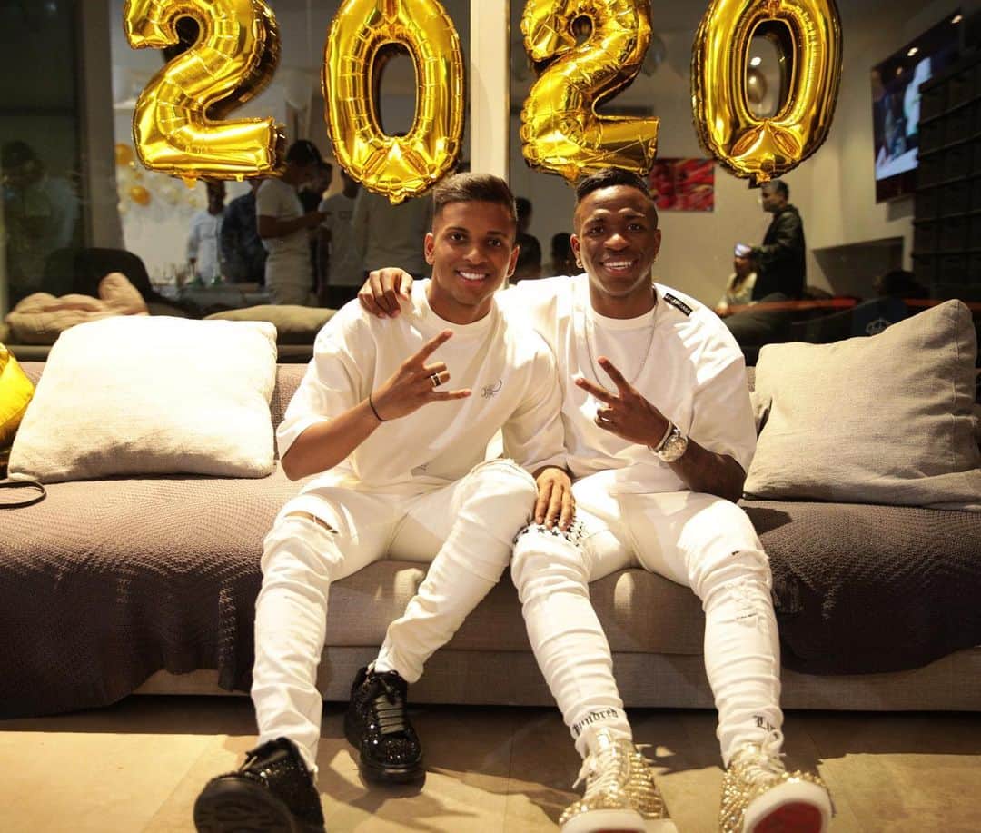 ヴィニシウス・ジュニオールのインスタグラム：「Que seja um ano de muitos títulos no MAIOR DO MUNDO! luz 💡 paz e saúde pra nós neguin! ¡HALAMADRID! 2⚡️0🤟🏾2🔥0 #Geração2000」