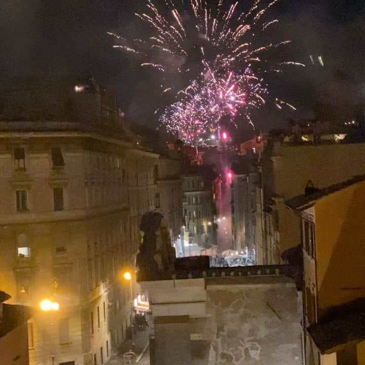 ハビエル・パストーレのインスタグラム：「🥂2020🥂🎆🎇AUGURI A TUTTI !! #roma  #capodanno  #romabella」