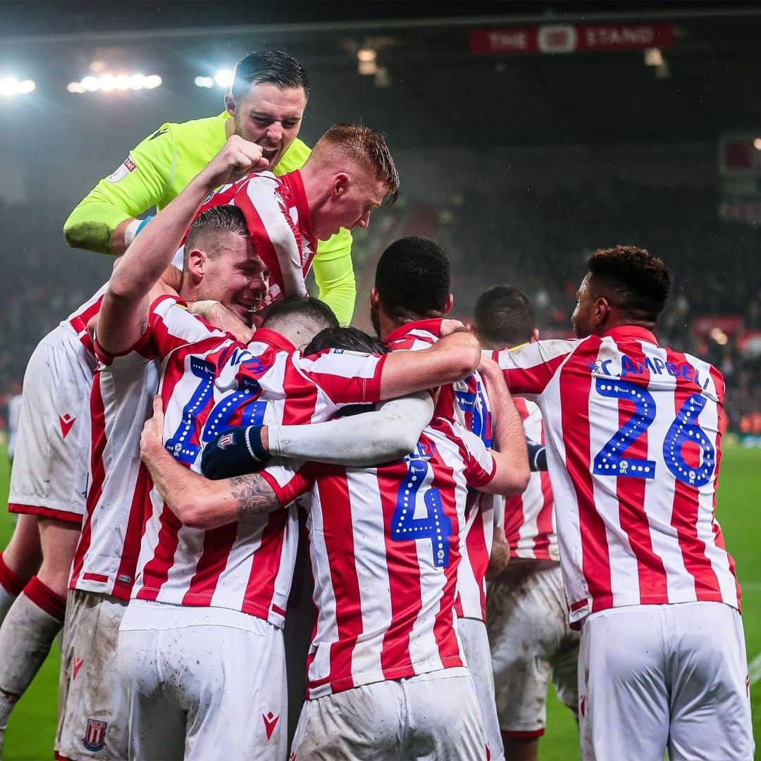 ストーク・シティFCさんのインスタグラム写真 - (ストーク・シティFCInstagram)「🎆 Stoke City’s players, management and administrative staff would like to wish all their supporters around the world a Happy New Year. #SCFC 🔴⚪」1月1日 9時00分 - stokecity