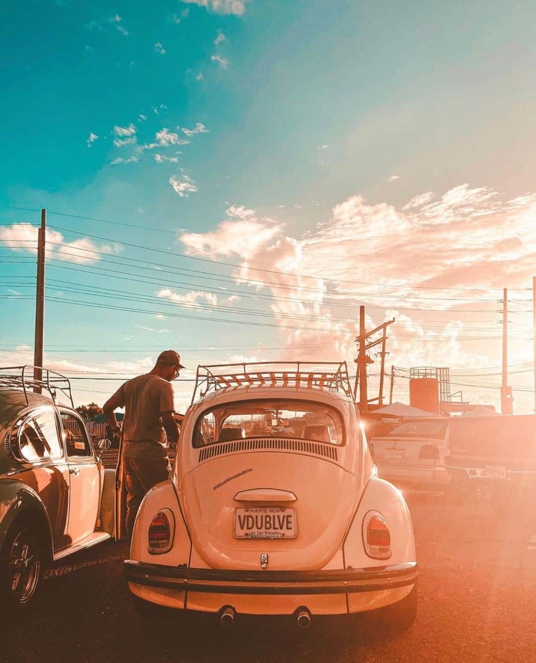 Volkswagen USAさんのインスタグラム写真 - (Volkswagen USAInstagram)「Volky 🐞 - @ingemorales_pr⠀⠀⠀⠀⠀⠀⠀⠀⠀ ⠀⠀⠀⠀⠀⠀⠀⠀⠀ The end of the decade marks the end of an era. We're saying goodbye to the Beetle with the help of VW fans across the country. (8/12) #TheLastMile」1月1日 9時00分 - vw