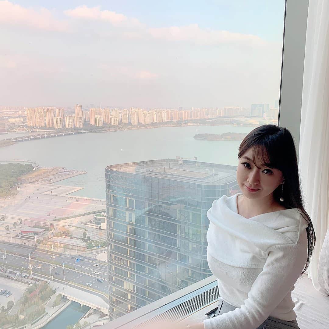 和多田藍のインスタグラム：「新年好🎉﻿ ﻿ 明けましておめでとうございます🌅﻿ ﻿ 私は今、夫の仕事の都合で中国に住んでいます。﻿ ﻿ 本場の中華料理は美味しくて量も多く、外資系の人気店も色々とあるので、食べ過ぎないよう日々自分との戦いです。笑﻿ ﻿ 今年も目標が達成できるようにがんばります。﻿ ﻿ 2020年が皆様にとって実り多い一年になりますように❤️﻿ ﻿ 现在我的爱人在中国工作，所以我也一起生活。中餐很好吃，量也很多。而且这里有很多外资店，所以尽量不要吃得太多。为了达成目标，今年也要努力。祝你幸福健康❣️﻿ ﻿ #自宅#謹賀新年#2020#新年快乐#happynewyear」