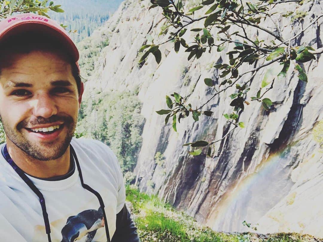 マックス・カーバーのインスタグラム：「may 2020 be a 🌈 #HappyNewYear」