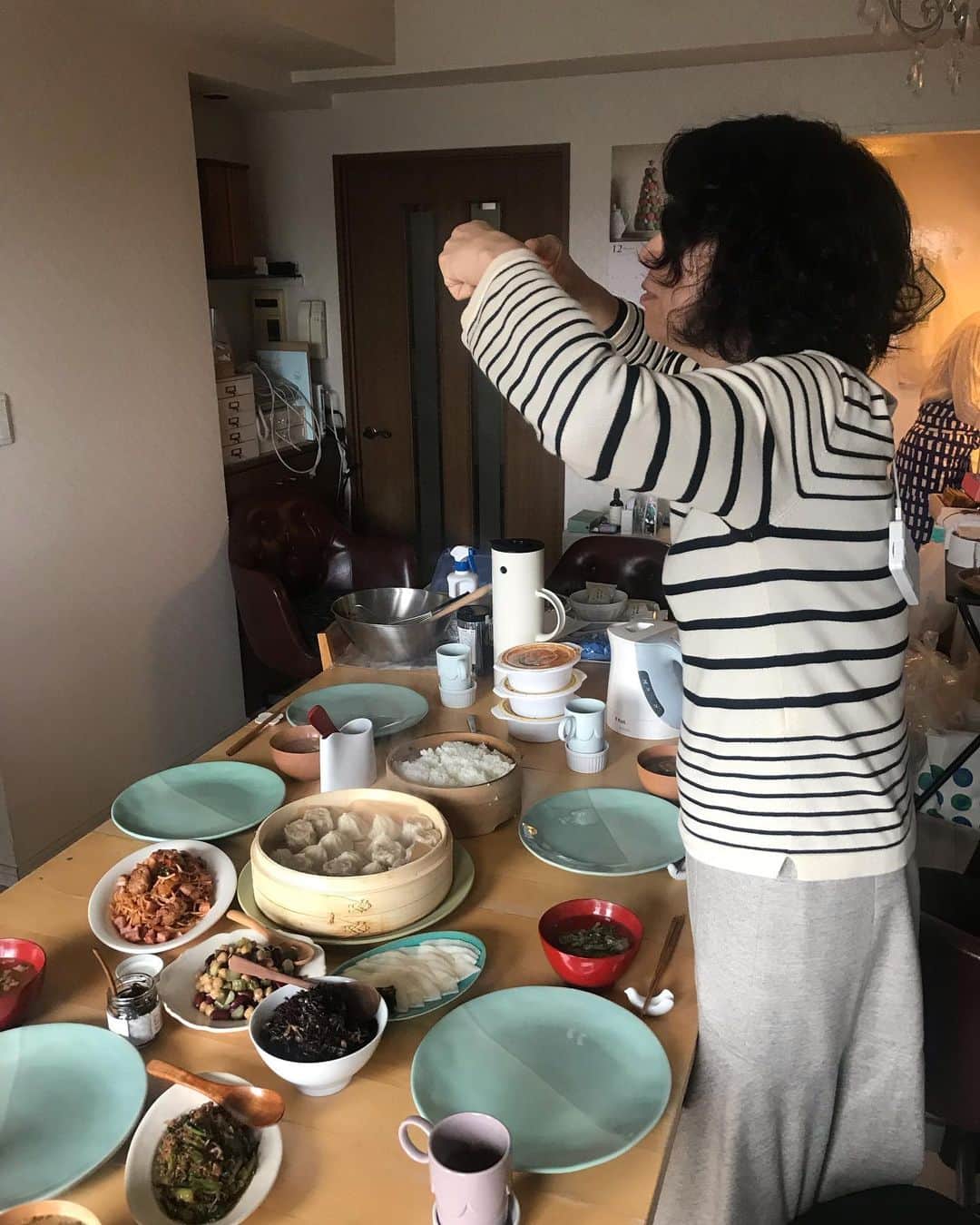 福田淳子さんのインスタグラム写真 - (福田淳子Instagram)「おせち合宿中、おやつとごはんは持ち寄りです。食いしん坊ばかり集まってるので毎年豪華。仕事もするけど、食べるのとおしゃべりも欠かせない。笑。  スイーツカレンダーと一緒にプロに撮ってもらいました。カレンダーまだのみなさま！どうぞよろしくお願いします。  #おせち合宿2019  #食いしん坊万歳  #オレンジページスイーツカレンダー」1月1日 14時33分 - junjunfukuda