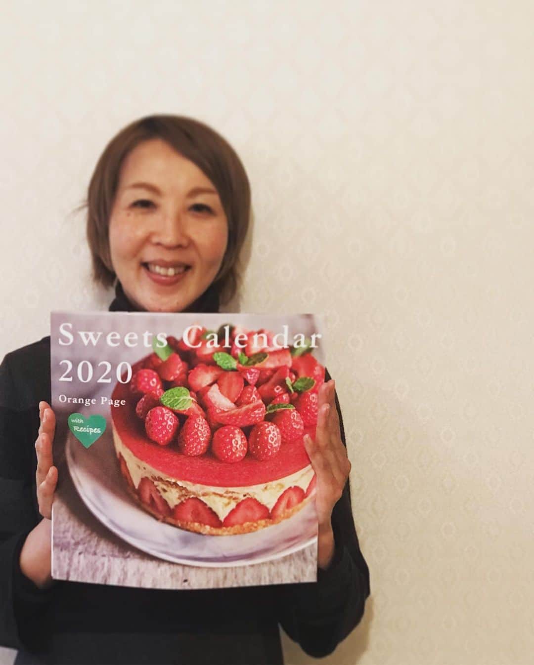 福田淳子さんのインスタグラム写真 - (福田淳子Instagram)「おせち合宿中、おやつとごはんは持ち寄りです。食いしん坊ばかり集まってるので毎年豪華。仕事もするけど、食べるのとおしゃべりも欠かせない。笑。  スイーツカレンダーと一緒にプロに撮ってもらいました。カレンダーまだのみなさま！どうぞよろしくお願いします。  #おせち合宿2019  #食いしん坊万歳  #オレンジページスイーツカレンダー」1月1日 14時33分 - junjunfukuda